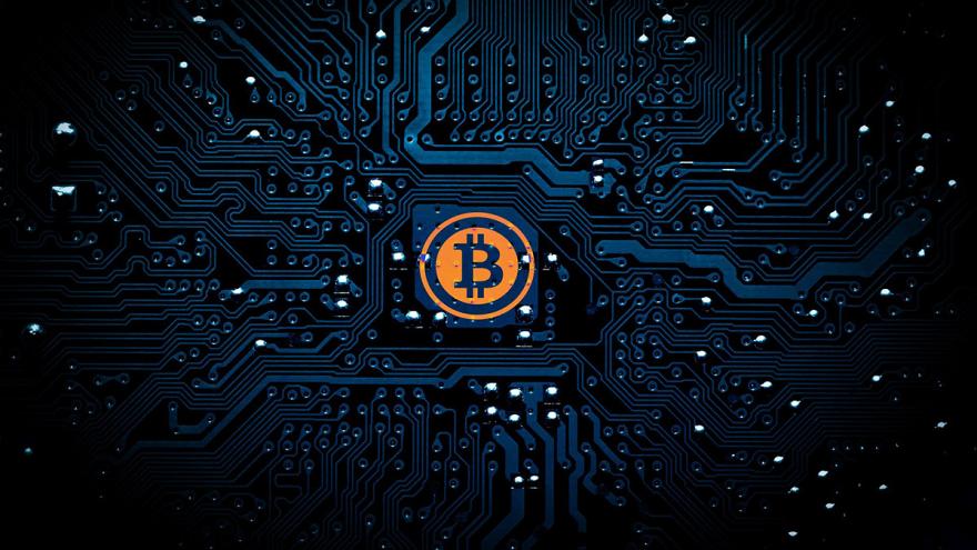 Bitcoin-Logo umgeben von elektrischen Leiterbahnen