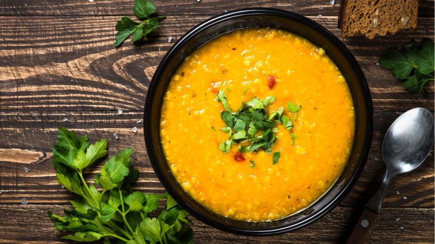 Eine Schale mit Suppe aus gelben LInsen