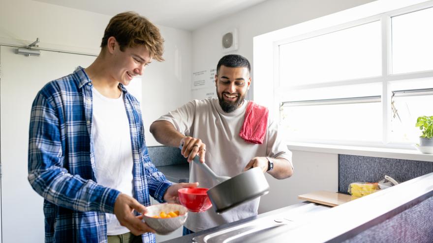 Zwei Männer kochen gemeinsam in einer Küche