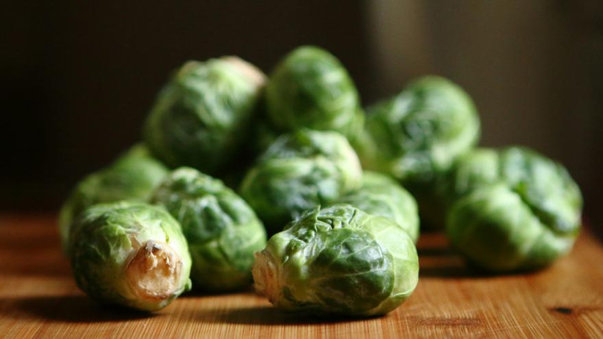 Rosenkohl auf einer Arbeitsplatte