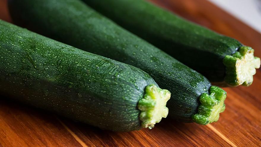 Zucchini auf einer Küchen-Arbeitsplatte