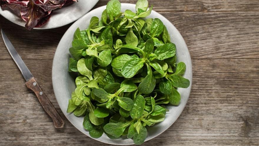 Feldsalat in einer Schale