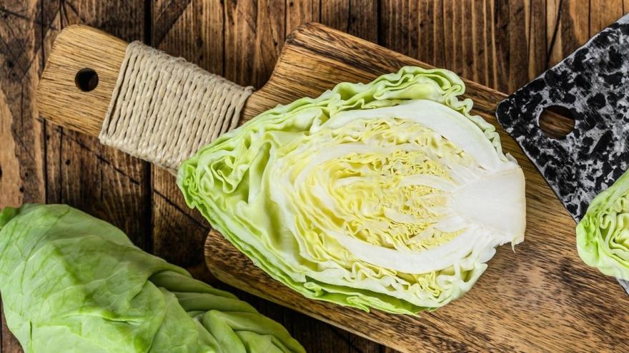 Spitzkohl auf einem Schneidebrett
