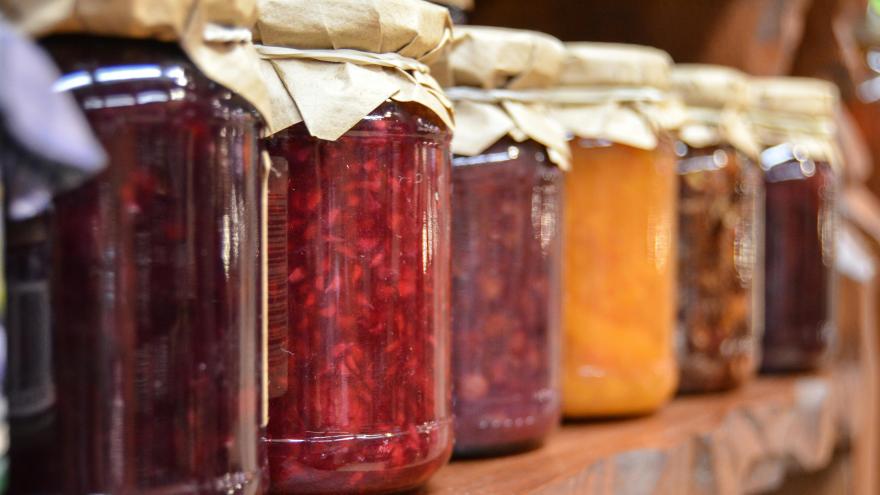 Verschiedene Marmeladengläser nebeneinander aufgereiht