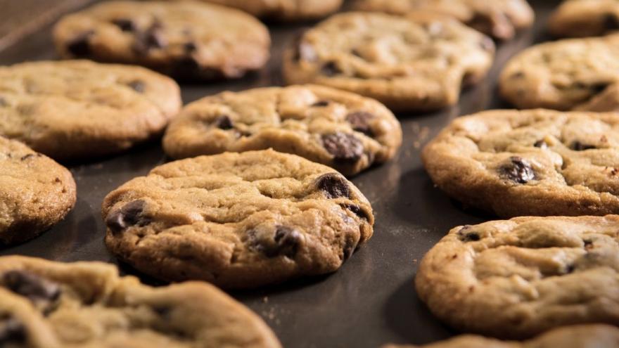 Chocolate Chip Cookies auf einem Backblech