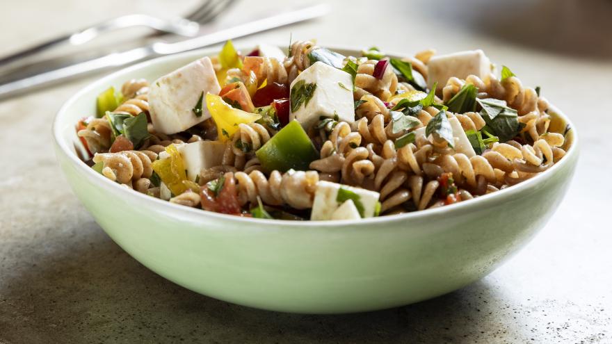 Nudelsalat mit Kräuterdressing