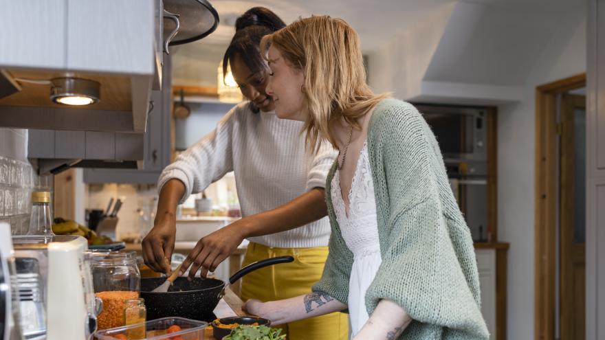 Zwei Frauen kochen gemeinsam