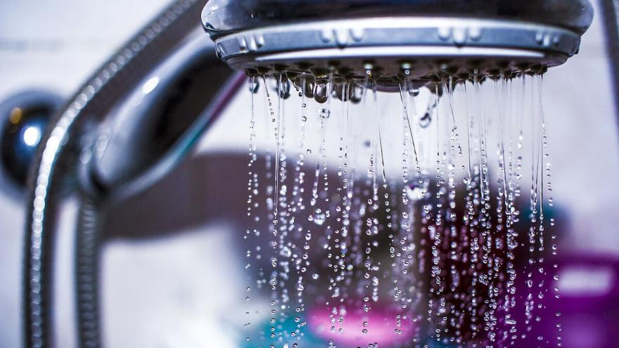 Nahaufnahme Duschkopf mit laufendem Wasser