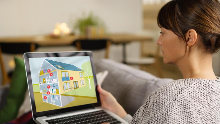 Frau sitzt am Laptop