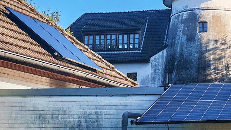 Zwei Steckersolar-Geräte auf zwei verschiedenen Gebäuden