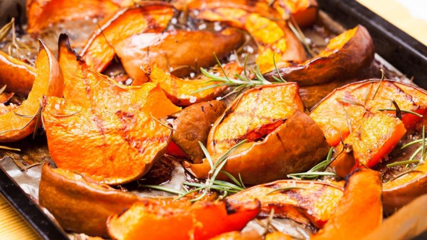 Gebackener Kürbis auf einem Blech