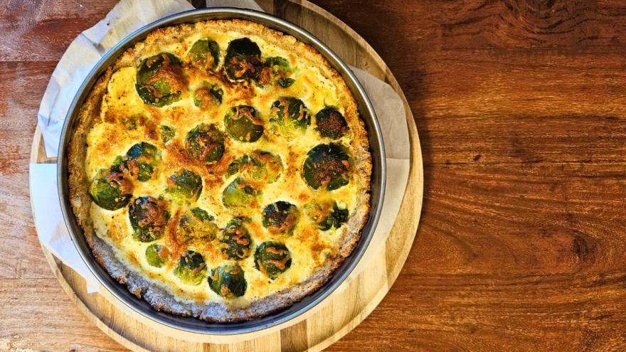 Rosenkohl-Quiche in einer Auflaufform