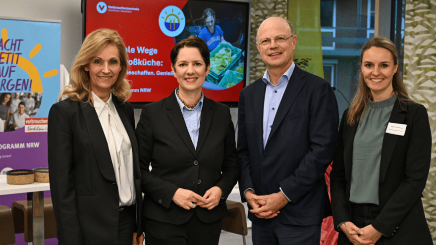 Vier Personen stehen nebeneinander und blicken in die Kamera. Von rechts nach links: Katrin Scholtyssek, Projektleiterin des Kantinenprogramms NRW von der Verbraucherzentrale NRW Wolfgang Schuldzinski, Vorstand der Verbraucherzentrale NRW Silke Gorißen, Ministerin für Landwirtschaft und Verbraucherschutz in NRW Ulrike Lubek, Direktorin des Landschaftsverbands Rheinland