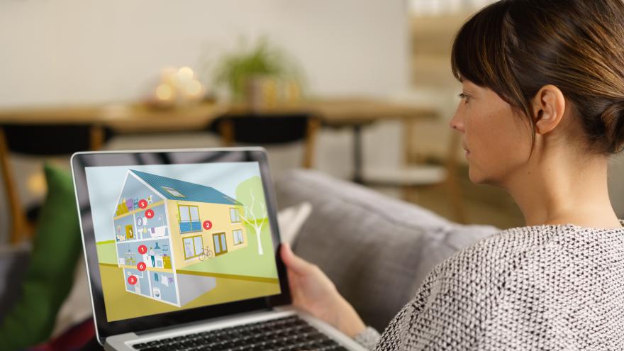 Frau sitzt am Laptop