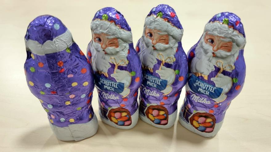 Vier Milka-Schokoweihnachtsmänner nebeneinander