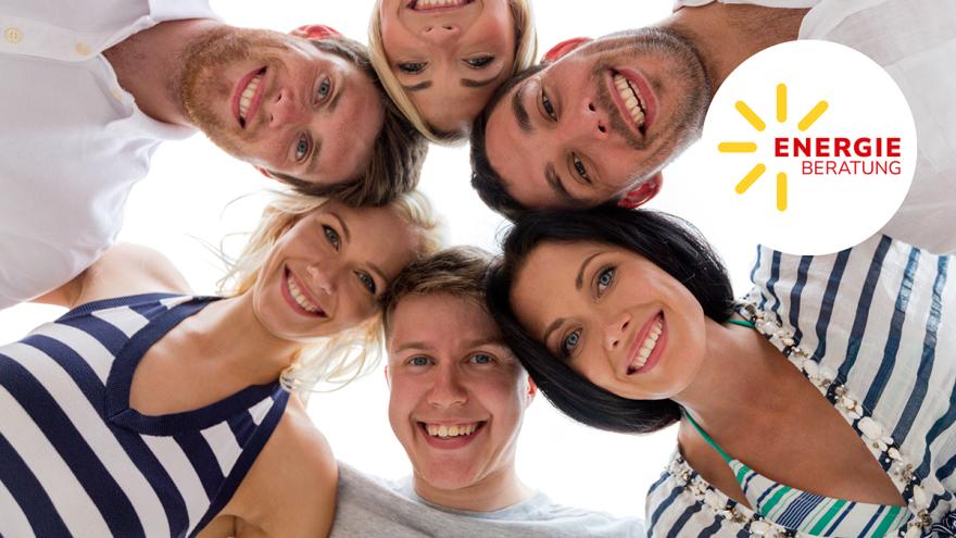 Gruppe von Menschen im Kreis mit Energiesignet vzbv