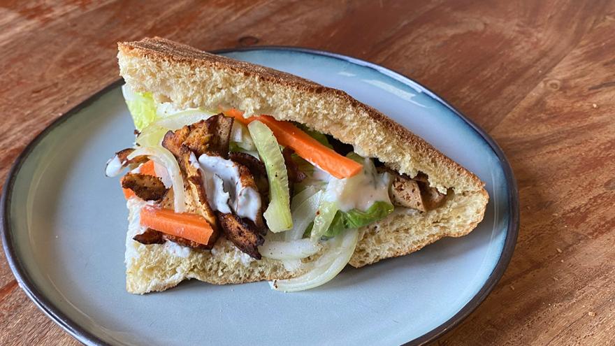 Eine Dönertasche gefüllt mit Tofu, Gemüse und Soße