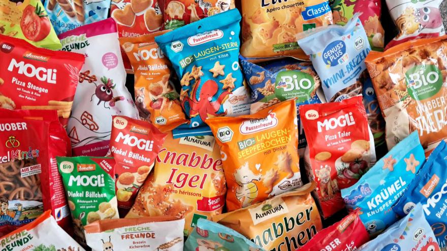 Zahlreiche Produkte aus der Stichprobe liegen auf einem Haufen