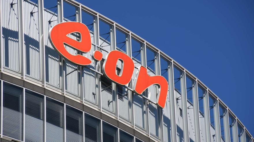 Die Firmenzentrale des Energieanbieter E.ON mit dem Logo