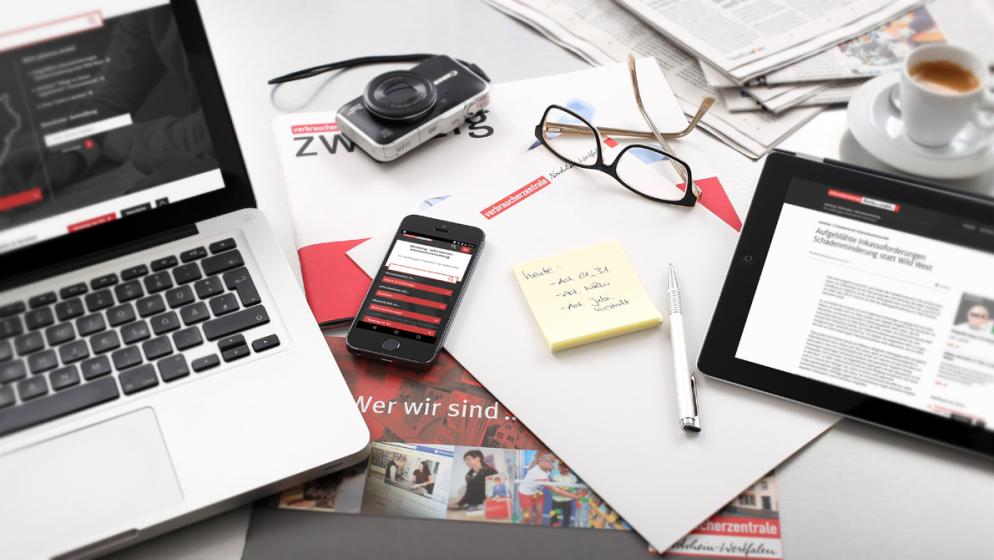 Laptop mit Kaffee, Blatt, Stift und Smartphone
