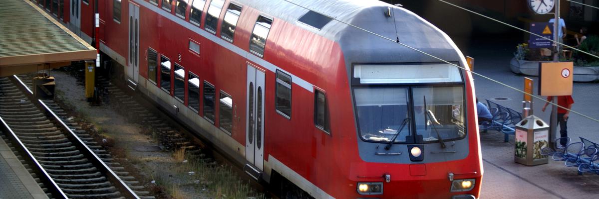 Bahn am Bahnhof