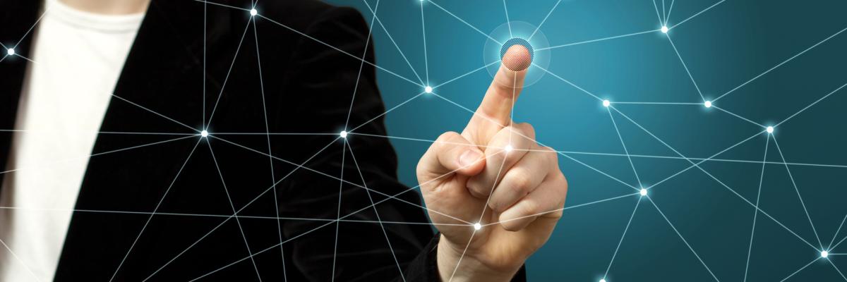 Eine Frau tippt auf einen Punkt in einem gezeichneten Netz aus Linien und Punkten.