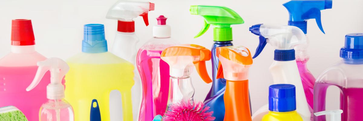 Diverse bunte Putzmittel, Haushaltsreiniger, Bürsten, Schwämme und Tücher