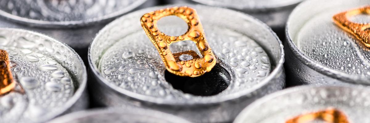 Mehrere Dosen mit Energydrinks