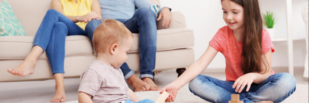 Familie im Wohnzimmer