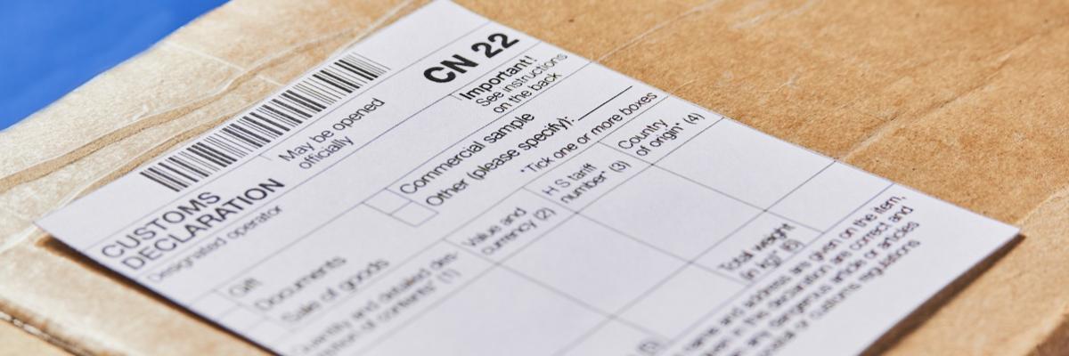 Ein Paket mit einem Zollformular
