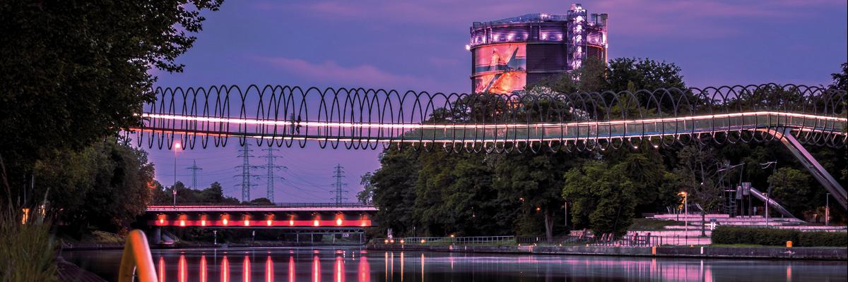 Gasometer bei Nacht