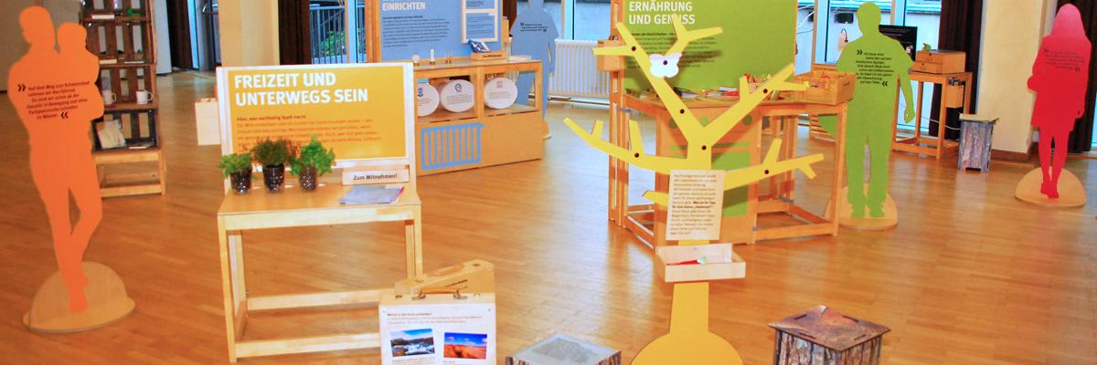 Großer Raum mit verschiedenen Aufstellern und Ausstellungsstücken