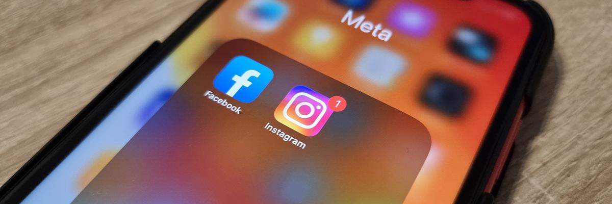 Logos der Apps Facebook und Instagram auf einem Smartphone