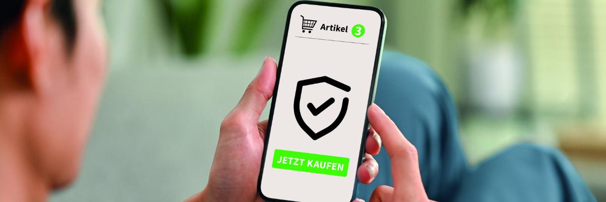 Ein Mann hält auf einem Sofa liegend ein Smartphone in der Hand, auf dessen Display ein Einkaufswagen und ein Schild zu sehen sind sowie die Aufschrift: "3 Artikel jetzt kaufen"