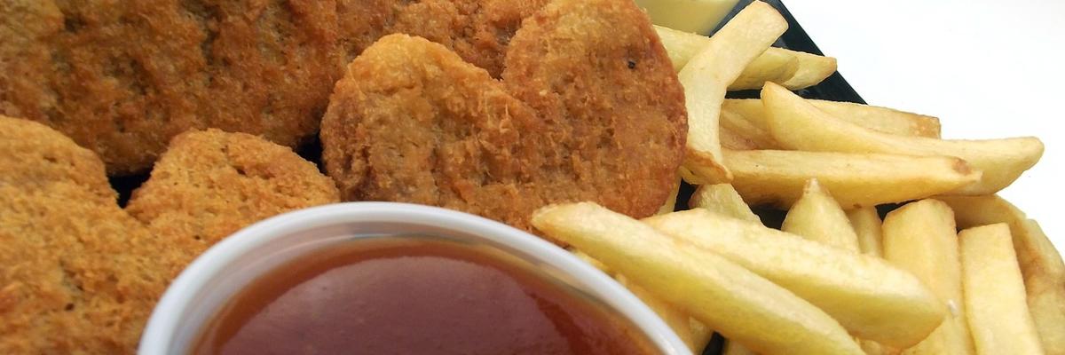 Chicken Nuggets mit Pommes und Ketchup