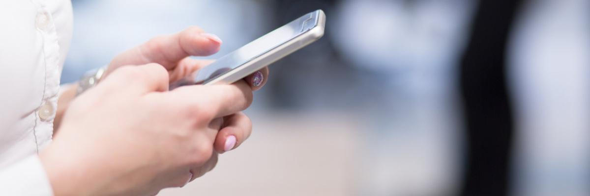 Smartphone in der Hand einer Frau, Nahaufnahme