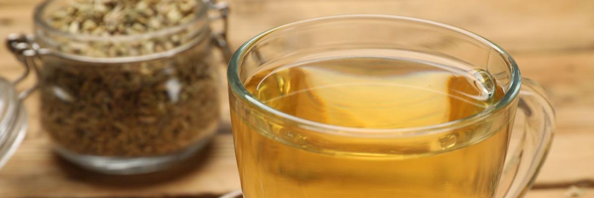 Fencheltee in einer Glastasse