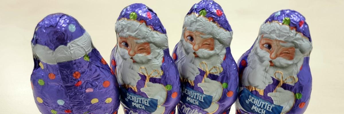 Vier Milka-Schokoweihnachtsmänner nebeneinander