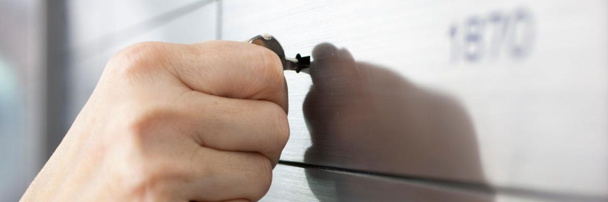Jemand schließt ein Bankschließfach auf