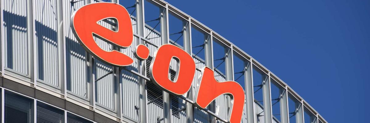 Die Firmenzentrale des Energieanbieter E.ON mit dem Logo