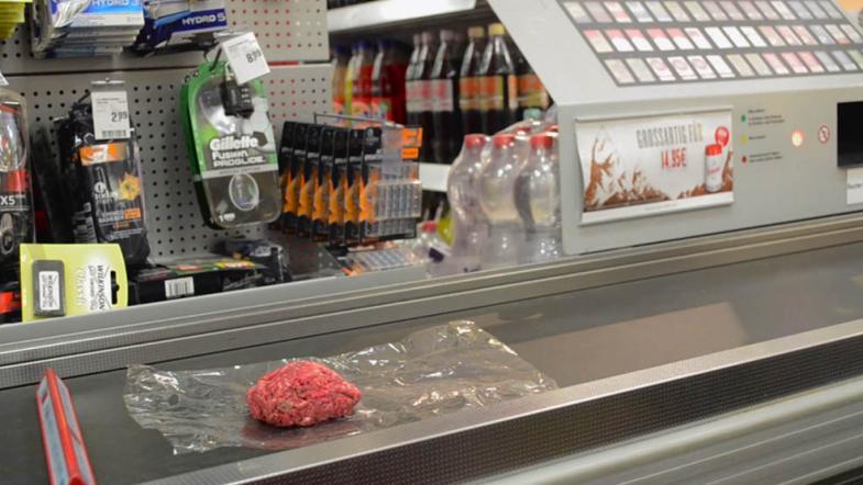 Fleisch auf dem Kassenband im Supermarkt