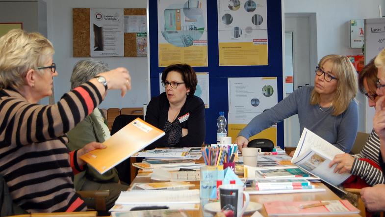 Frauenworkshop der Verbraucherzentrale NRW, Besprechung am Tisch