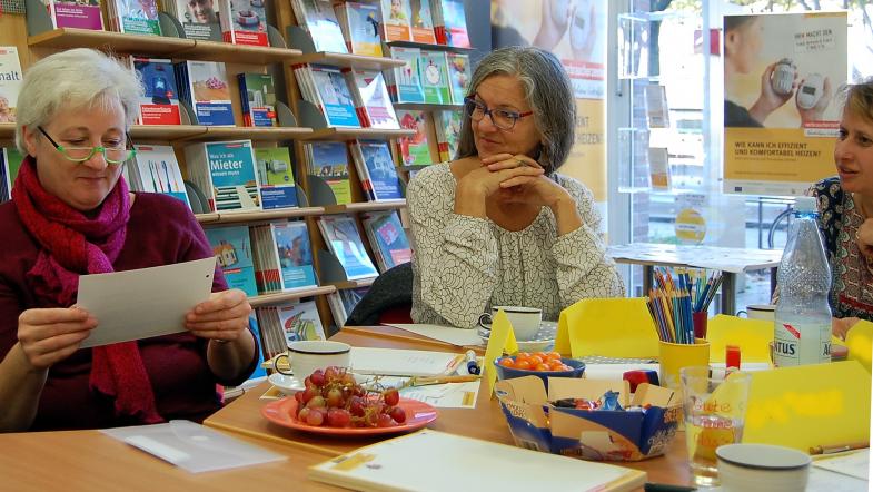 Frauenworkshop Verbraucherzentrale NRW Teilnehmerinnen am Tisch
