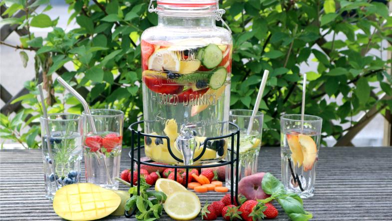 Infused Water: Rezepte für Wasser mit Geschmack | Verbraucherzentrale NRW