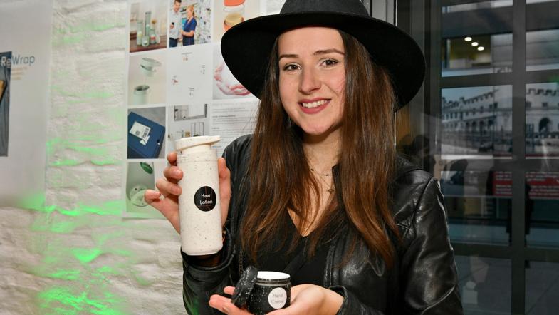 Die Gewinnerin Jola Schwarzer mit ihrem Produkt.
