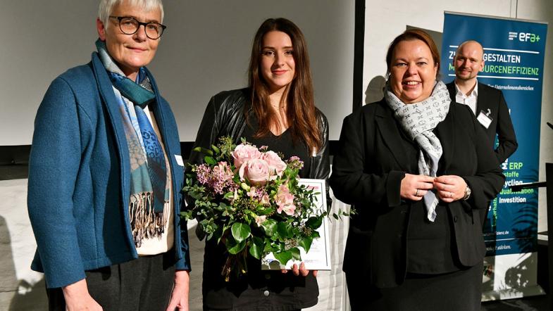 Gewinnerin Jola Schwarzer hat ihre Urkunde erhalten