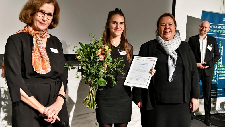 Die Gewinnerin mit Urkunde und Blumen