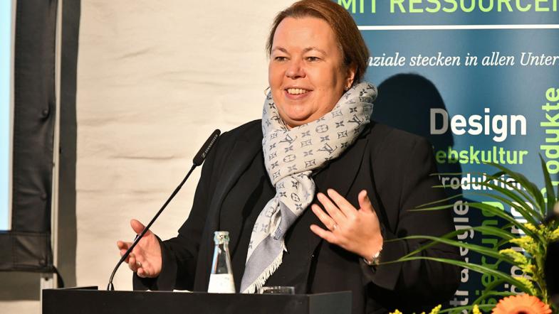 NRW-Umweltministerin Ursula Heinen-Esser am Rednerpult