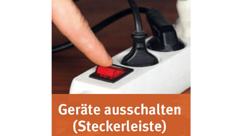 Jemand drückt den Knopf an einer Stromleiste