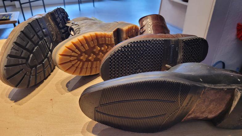 Mehrere verschiedene Schuhe mit neuen Sohlen